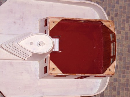  peinture rouge sur le sol de la timonerie