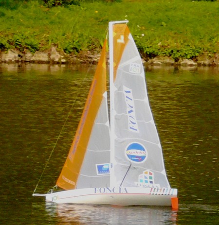 l'avant s'enfonce dès que le bateau prend de la vitesse