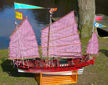 jonque terminée au bord de l'eau