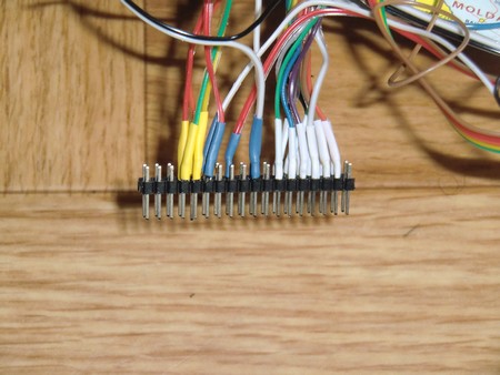 Le LCD est raccordé avec une nappe de fils sur une barrettes double sécable