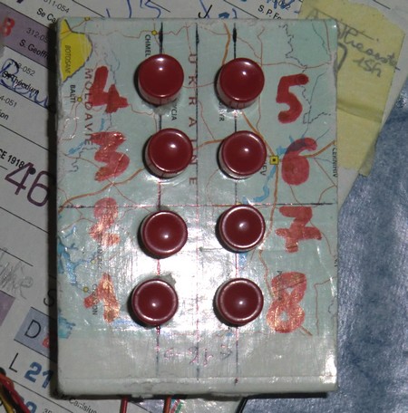 8 boutons poussoir à 2 contacts 