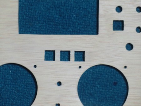 trous pour les mini joysticks