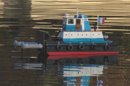 pousser les bateaux en panne par leur arrière