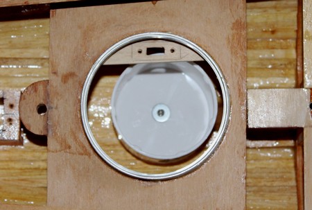 Collage d'une platine en contreplaquè 3 mm pour recevoir l'interrupteur de la radio.